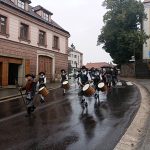 Házení kozla z věže si lidé v Dačicích nenechali ujít, i když pršelo
