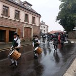 Házení kozla z věže si lidé v Dačicích nenechali ujít, i když pršelo