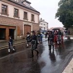 Házení kozla z věže si lidé v Dačicích nenechali ujít, i když pršelo
