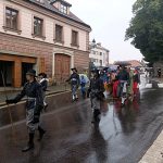 Házení kozla z věže si lidé v Dačicích nenechali ujít, i když pršelo