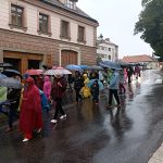 Házení kozla z věže si lidé v Dačicích nenechali ujít, i když pršelo