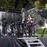 Házení kozla z věže si lidé v Dačicích nenechali ujít, i když pršelo