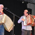 Muziku u kaštanu museli v Sepekově přesunout pod střechu