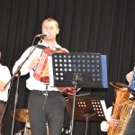 Muziku u kaštanu museli v Sepekově přesunout pod střechu