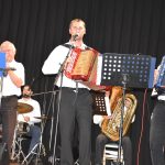 Muziku u kaštanu museli v Sepekově přesunout pod střechu
