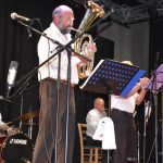 Muziku u kaštanu museli v Sepekově přesunout pod střechu