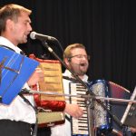 Muziku u kaštanu museli v Sepekově přesunout pod střechu