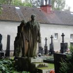 Komentovaná prohlídka hřbitova v Chýnově připomněla tři chýnovské sochaře