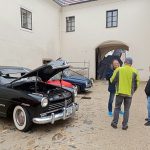 Nádvoří hradeckého zámku hostilo výstavu veteránských vozů
