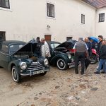 Nádvoří hradeckého zámku hostilo výstavu veteránských vozů