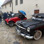 Nádvoří hradeckého zámku hostilo výstavu veteránských vozů