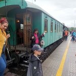 Parní léto v Dačicích déšť nepřekazil. Jízdu historickou lokomotivou si lidé nenechali ujít