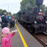 Parní léto v Dačicích déšť nepřekazil. Jízdu historickou lokomotivou si lidé nenechali ujít