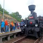 Parní léto v Dačicích déšť nepřekazil. Jízdu historickou lokomotivou si lidé nenechali ujít
