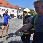 Železní hasiči v plné výstroji bojovali s nástrahami tratě i výhní na náměstí v Týně