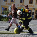 Železní hasiči v plné výstroji bojovali s nástrahami tratě i výhní na náměstí v Týně