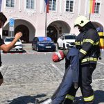 Železní hasiči v plné výstroji bojovali s nástrahami tratě i výhní na náměstí v Týně