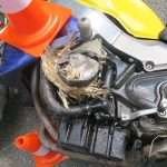 Motorkář na Prachaticku nezvládl zatáčku a narazil do stromu. Do nemocnice ho transportoval vrtulník