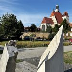 Ze slunečních hodin na Malém náměstí v Prachaticích se odlomila část ukazatele