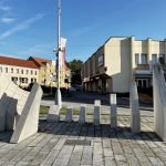 Ze slunečních hodin na Malém náměstí v Prachaticích se odlomila část ukazatele