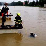 Auto sjelo z parkoviště v Týně nad Vltavou do řeky. Hasiči ho tahali ven jeřábem