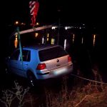 Auto sjelo z parkoviště v Týně nad Vltavou do řeky. Hasiči ho tahali ven jeřábem