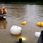 Auto sjelo z parkoviště v Týně nad Vltavou do řeky. Hasiči ho tahali ven jeřábem