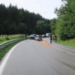 Řidič osobního auta předjížděl v zatáčce a střetl se s protijedoucím vozem. Policie hledá svědky vážné nehody