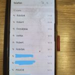 Ženě na Táborsku vnikl do auta pořezaný mladík. Na tísňové lince 158 ji policista hrubě odbyl