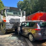 U Lišova se srazilo osobní a nákladní auto. Provoz je řízen kyvadlově