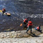 Záchranáři, policisté a hasiči cvičili ve Strakonicích záchranu lidí z vody