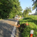 Při nehodě u Lnář se zranili dva lidé. Řidič vozu, který bouračku zapříčinil, ujel