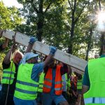 VIDEO: Kadovský viklan se vrací zpět na místo