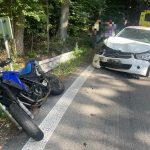Motorkář u Horní Pěny čelně narazil do osobního auta. Ze svého stroje byl katapultován