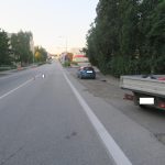 Cyklista bez přilby narazil v Táboře do stojícího nákladního auta. Zemřel v nemocnici