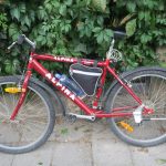 Cyklista bez přilby narazil v Táboře do stojícího nákladního auta. Zemřel v nemocnici