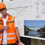 Stavbu nového železničního mostu v Červené si dnes prohlédl ministr dopravy Martin Kupka