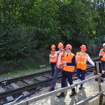 Stavbu nového železničního mostu v Červené si dnes prohlédl ministr dopravy Martin Kupka
