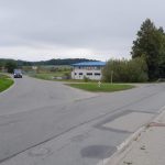 Zarostlé dopravní značení i neexistující značka. Tak vypadá jihočeská silnice. Co na to říká ministr dopravy Martin Kupka?