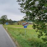 Zarostlé dopravní značení i neexistující značka. Tak vypadá jihočeská silnice. Co na to říká ministr dopravy Martin Kupka?