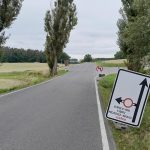 Zarostlé dopravní značení i neexistující značka. Tak vypadá jihočeská silnice. Co na to říká ministr dopravy Martin Kupka?