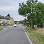 Zarostlé dopravní značení i neexistující značka. Tak vypadá jihočeská silnice. Co na to říká ministr dopravy Martin Kupka?