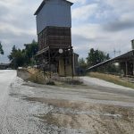Zarostlé dopravní značení i neexistující značka. Tak vypadá jihočeská silnice. Co na to říká ministr dopravy Martin Kupka?