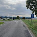 Zarostlé dopravní značení i neexistující značka. Tak vypadá jihočeská silnice. Co na to říká ministr dopravy Martin Kupka?