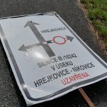 Zarostlé dopravní značení i neexistující značka. Tak vypadá jihočeská silnice. Co na to říká ministr dopravy Martin Kupka?