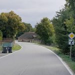 Zarostlé dopravní značení i neexistující značka. Tak vypadá jihočeská silnice. Co na to říká ministr dopravy Martin Kupka?