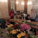 Květinové odpoledne v Jindřichově Hradci pomáhá Otevřeným oknům. Vybrala se rekordní částka