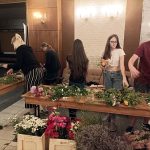 Květinové odpoledne v Jindřichově Hradci pomáhá Otevřeným oknům. Vybrala se rekordní částka