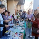 Květinové odpoledne v Jindřichově Hradci pomáhá Otevřeným oknům. Vybrala se rekordní částka