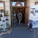 Květinové odpoledne v Jindřichově Hradci pomáhá Otevřeným oknům. Vybrala se rekordní částka